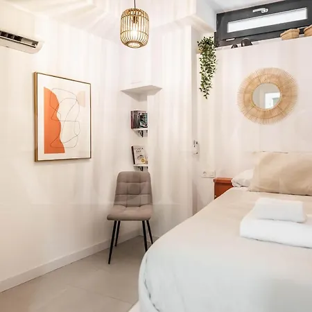Intimate And Quiet - Center מאלגה